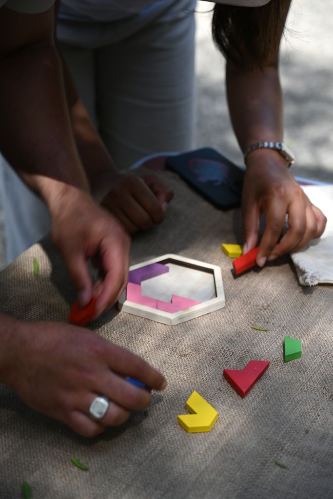 Équipe résolvant une énigme puzzle - Pékin Express Montpellier